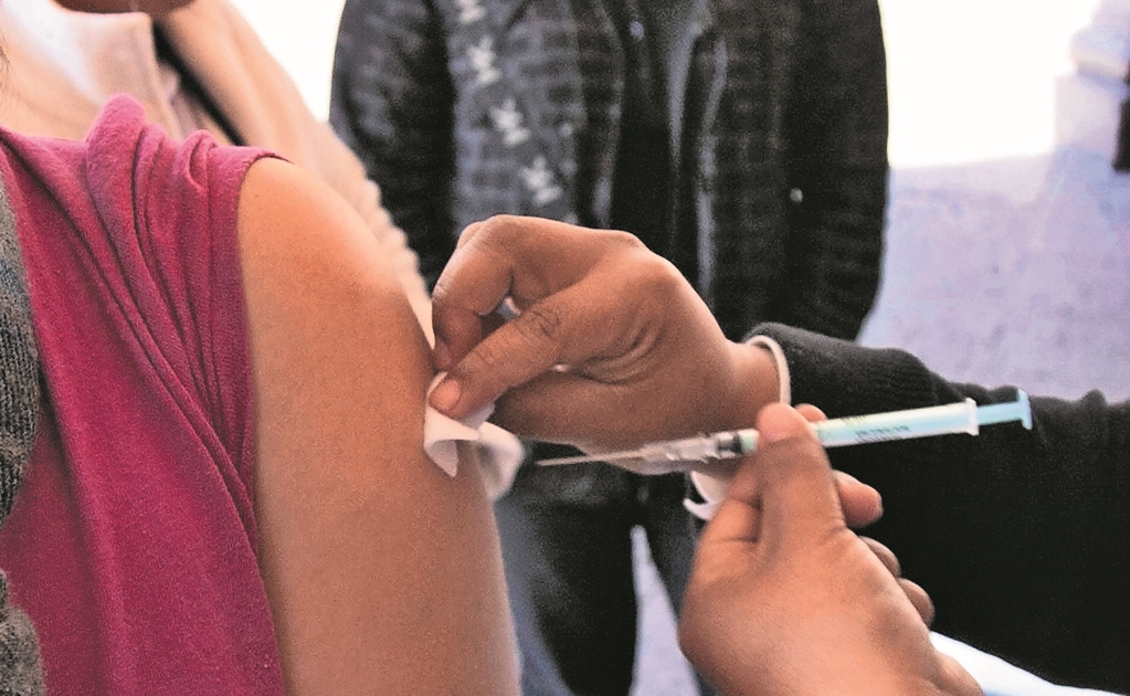 El secretario de Salud, José Narro Robles, informó que para esa entidad se cuenta con más de 26 mil dosis de vacuna contra el VPH, 230 mil de vacuna contra la poliomielitis y 34 mil dosis de Triple Viral, entre otras