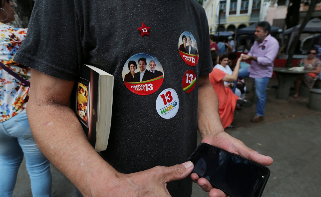 Brasileño acude a votar con un libro bajo el brazo