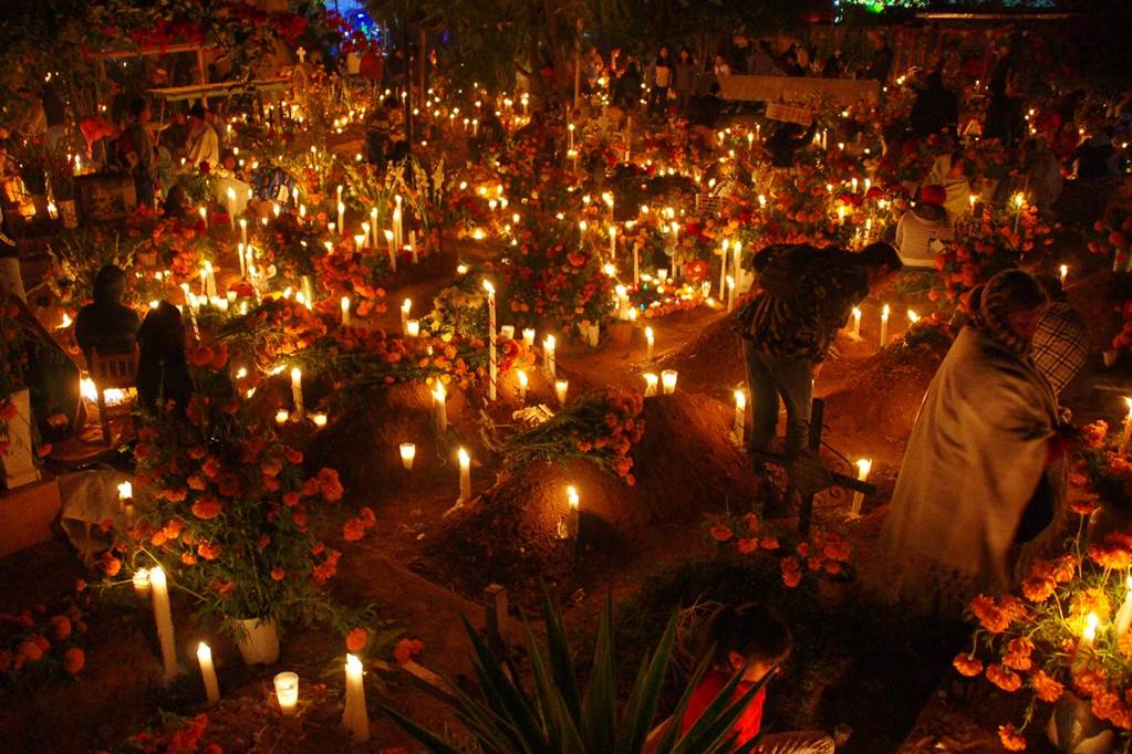 Día de Muertos. Velan a sus muertos en panteones de Oaxaca