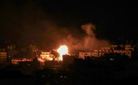 Vista del fuego y el humo sobre el edificio de seguridad interna del Ministerio del Interior de Hamas después de que fuera impactado durante un ataque aéreo israelí en la Ciudad de Gaza