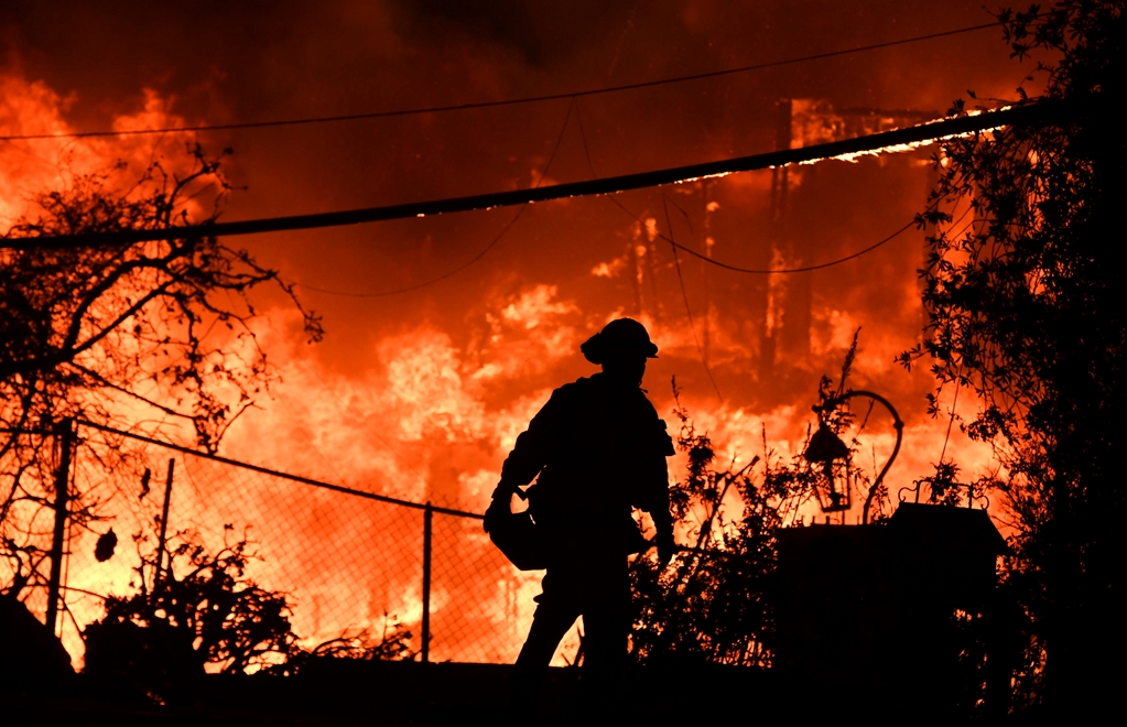 Mansiones de famosos son consumidas por incendios de California