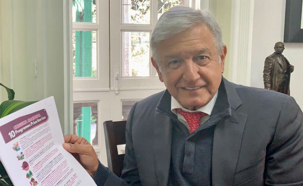 El presidente electo Andrés Manuel López Obrador emitió su voto en la Consulta Nacional sobre 10 Programas Prioritarios que impulsará en su gobierno. FOTO: Luis Cortés | EL UNIVERSAL