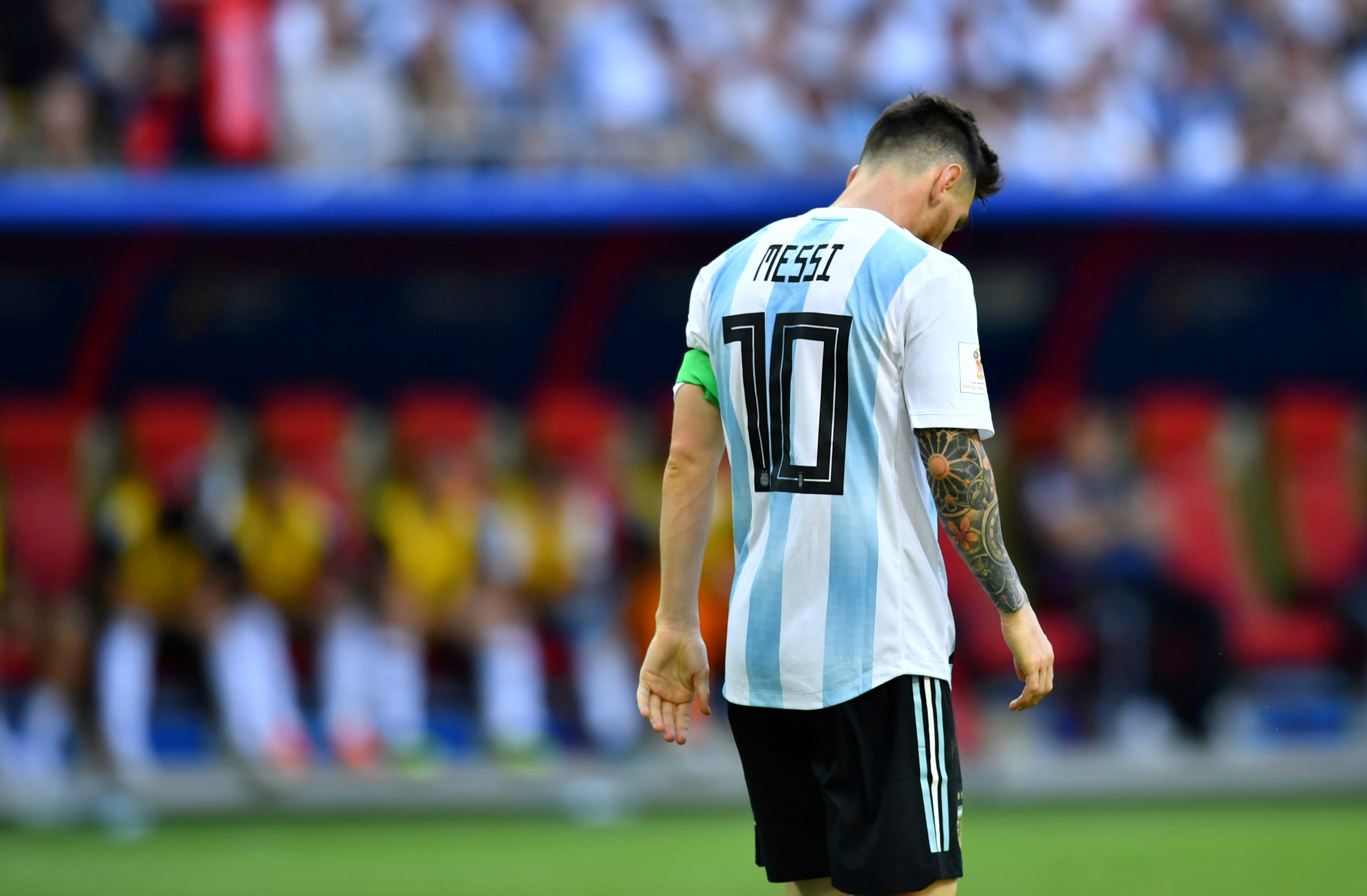 Niño afgano abandona la camiseta que le regaló Messi