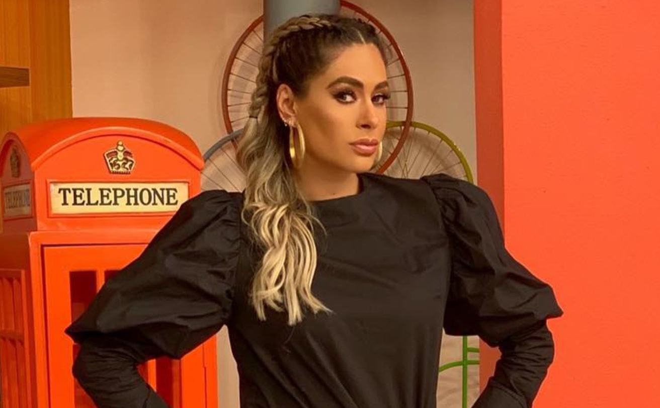Galilea Montijo en Instagram posando con una blusa negra