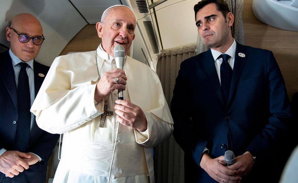 El papa Francisco se dirige a los periodistas que viajan con él en el avión que lo lleva a Panamá