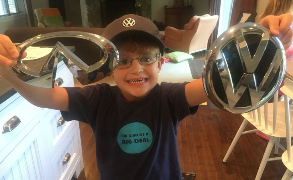 Niño pide emblemas a las marcas de autos y se hace viral