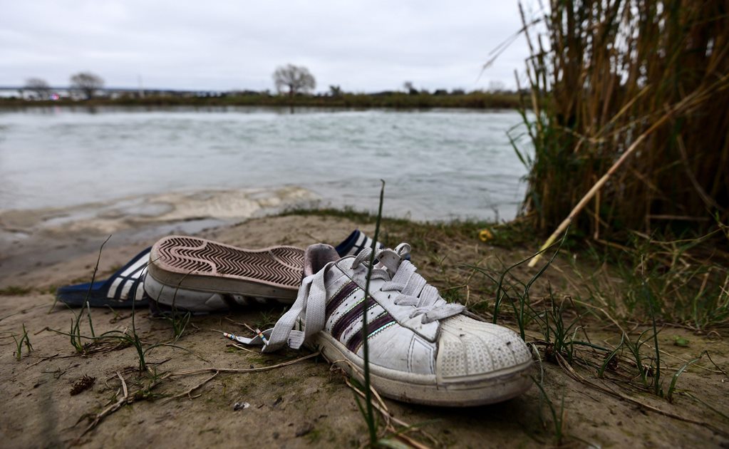Vista de unos zapatos pertenecientes a migrantes centroamericano que fueron abandonados a la orilla del Rio Bravo