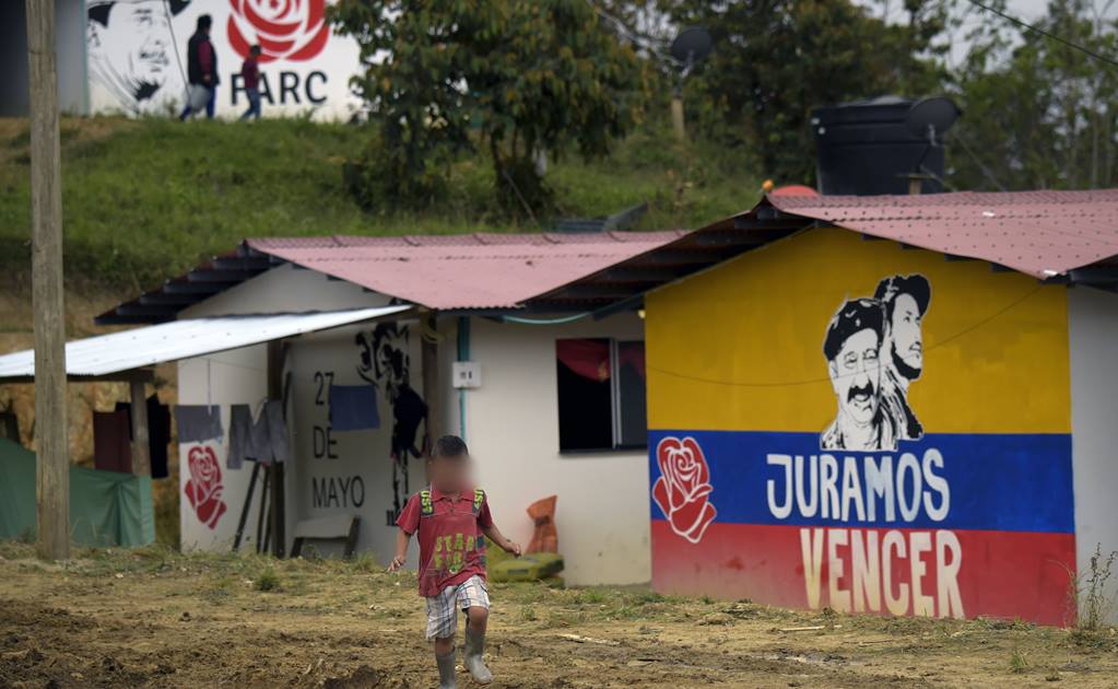 Un niño pasea en una comunidad de Colombia