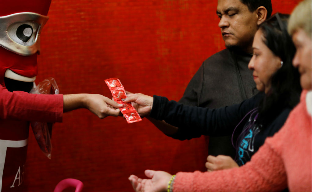 Regalan condones en estaciones del metro. Foto: REUTERS