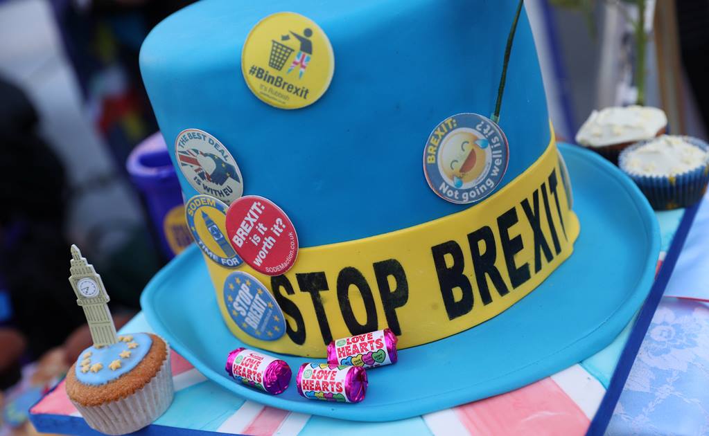 Pastel que llama a detener el Brexit