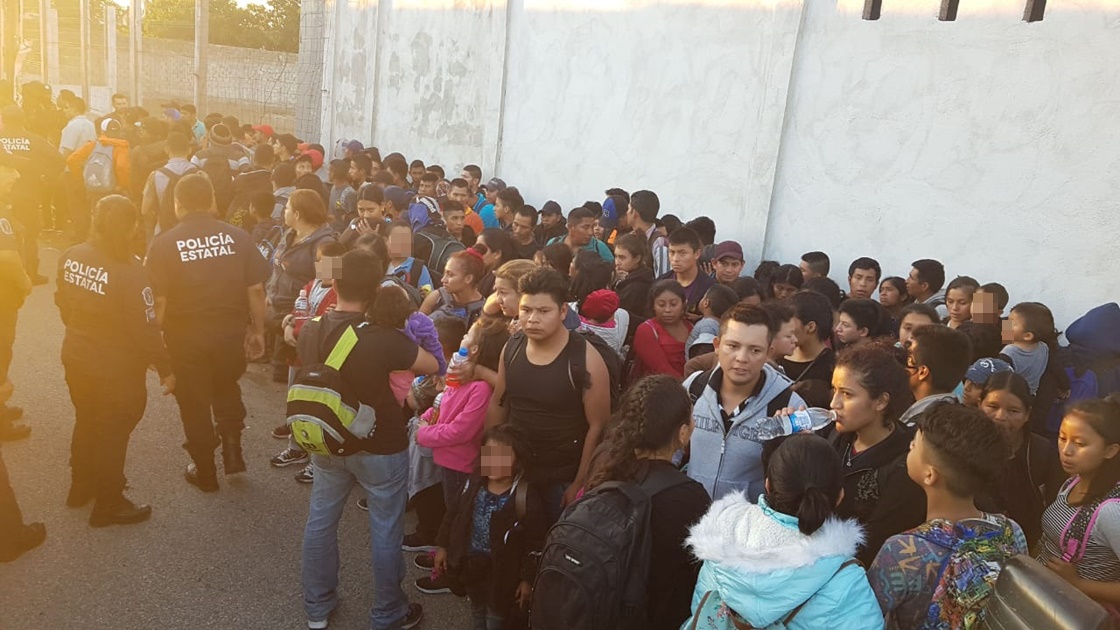 Ubican en tráiler a 160 migrantes en Tabasco
