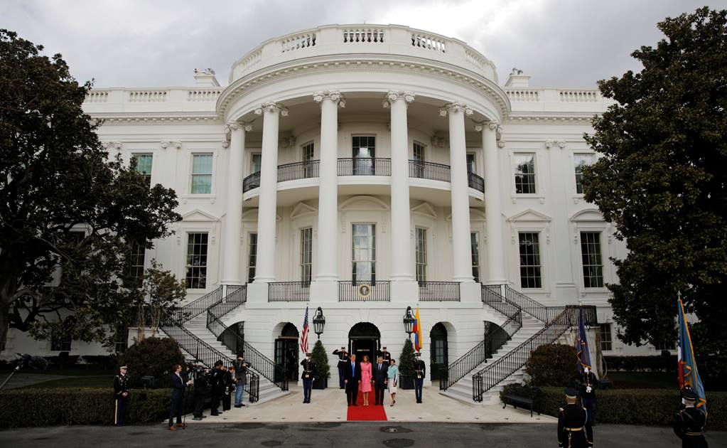 Donald Trump y su esposa Melania, junto con el presidente de colombia, Iván Duque, frente a la Casa Blanca