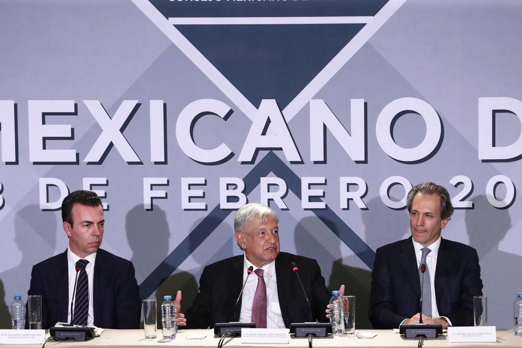 Presidente saliente del CMN, Alejandro Ramírez Magaña, el presidente Andrés Manuel López Obrador y Antonio del Valle Perochena, quien asume la presidencia del CMN