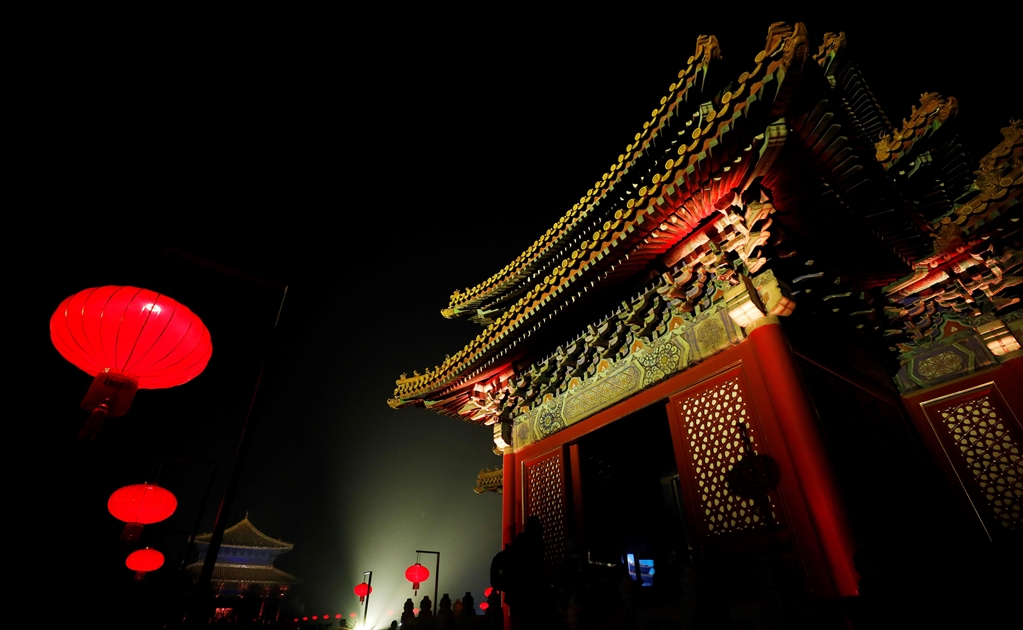 Como los emperadores pasea por la noche por la Ciudad Prohibida en China