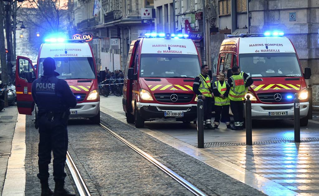 Policía de París llega al lugar de los hechos