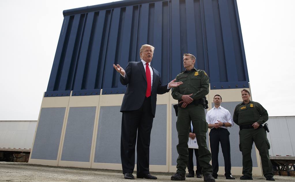 Trump frente a uno de los ocho prototipos del muro fronterizo que quiere instalar la actual Administración