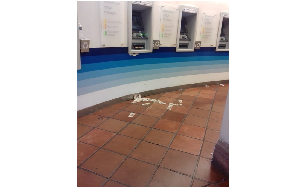 Cajero de Bancomer disparaba billetes de manera automática