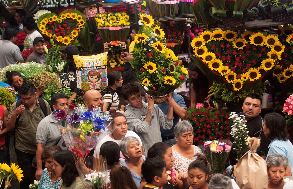 Los precios de las flores para este 10 de mayo varían de acuerdo a la flor; un ramo con 50 rosas rojas se cotiza en mil 200 pesos en florerías de la Ciudad de México