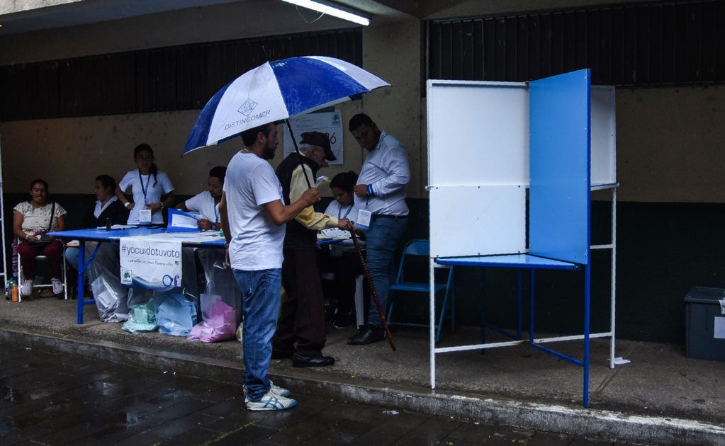 Cierran centros de votación en elección presidencial en Guatemala