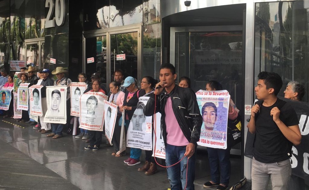 Familiares de los 43 de Ayotzinapa exigen a FGR nombrar a fiscal para el caso
