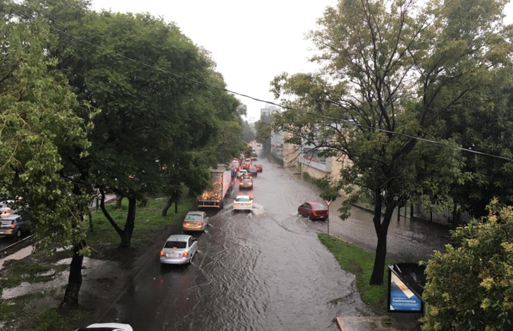 Lluvias dejan autos varados y calles anegadas en CDMX y zonas del Edomex