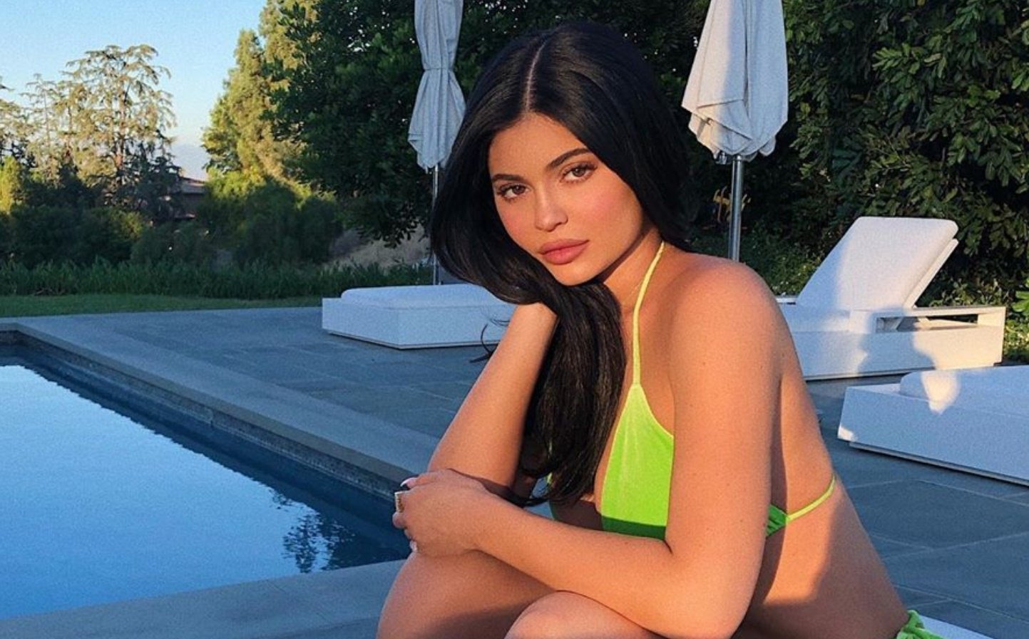 Kylie Jenner despide el verano en traje de baño neón