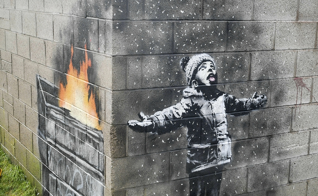 Dos grabados de "Niña con globo" de Banksy son exhibidos en Londres previo a subasta en Christie's