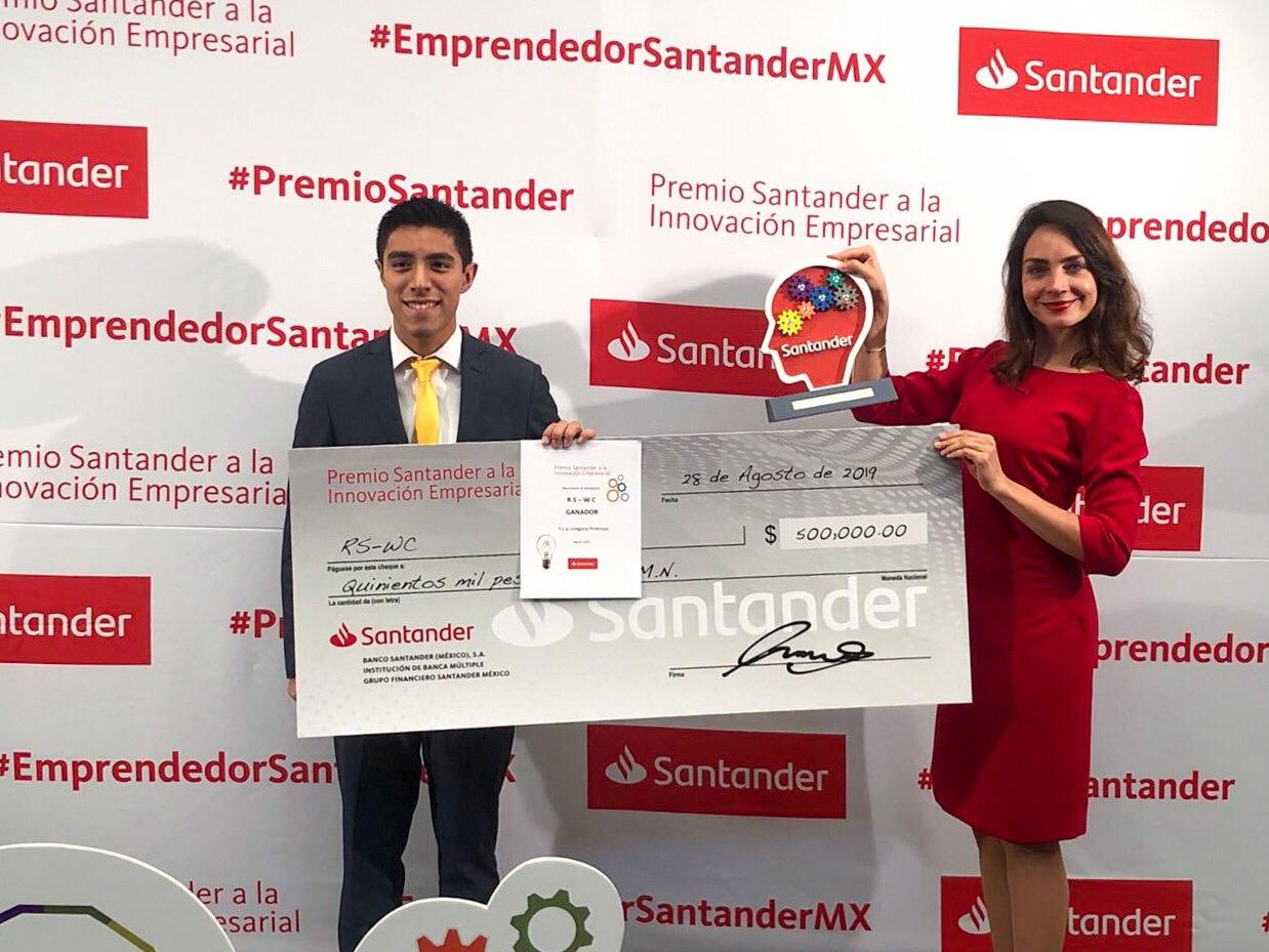 Jóvenes emprendedores reciben premio Santander por proyecto de ahorro de agua