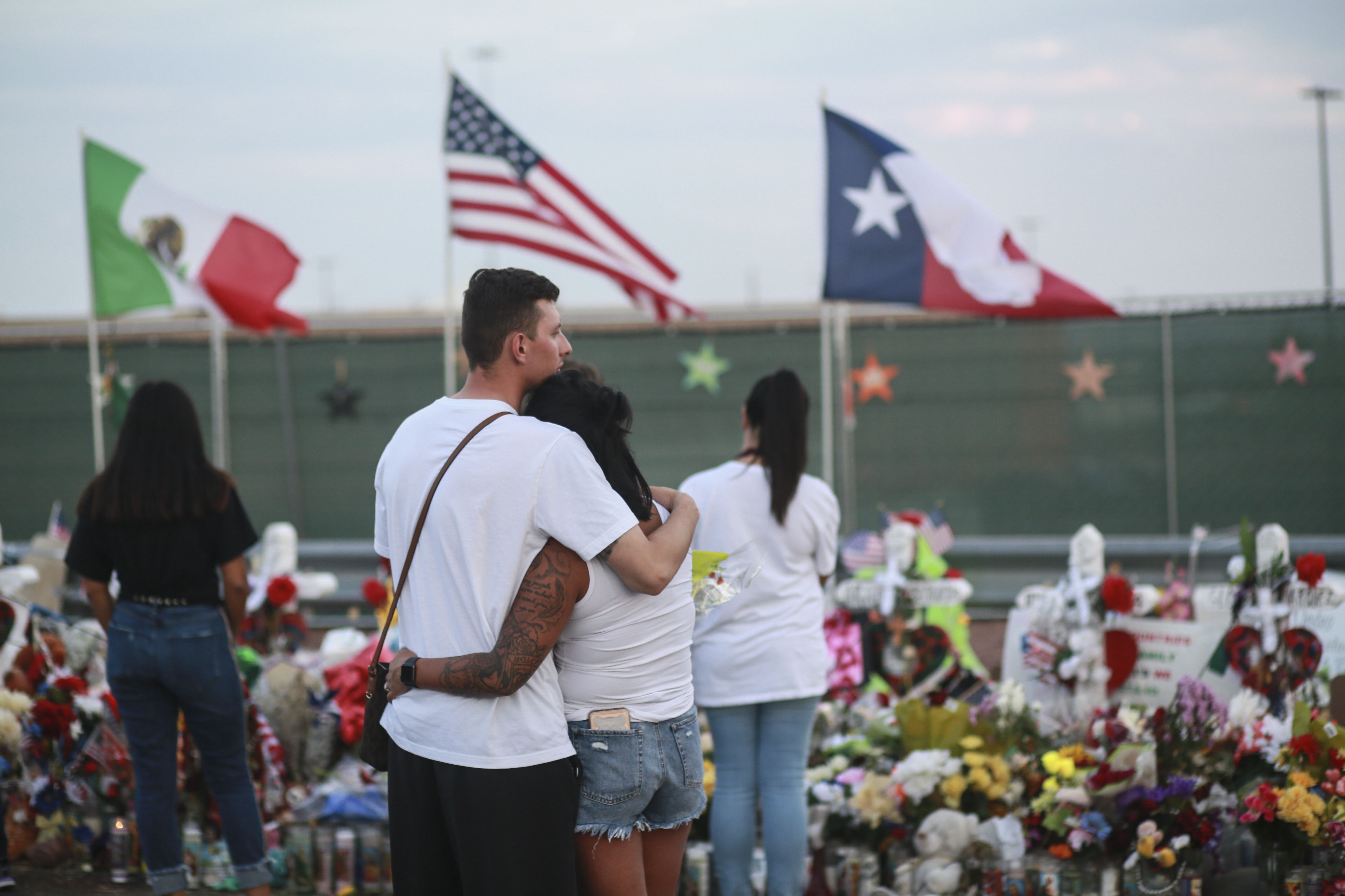 Sobrevivientes de tiroteo de El Paso podrían aspirar a visa especial