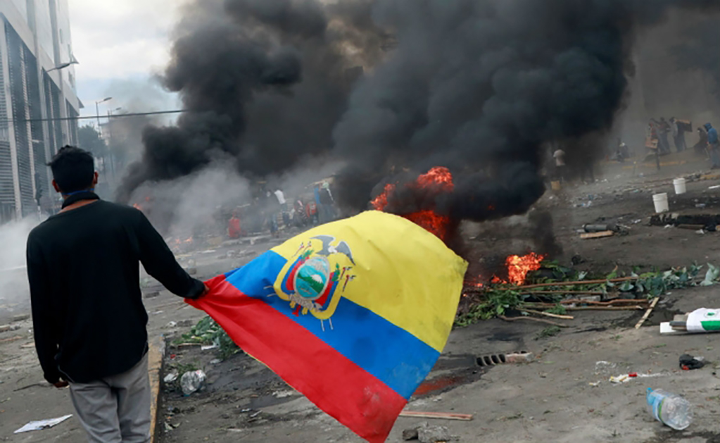 Presidente de Ecuador firma decreto para revertir aumento de combustibles