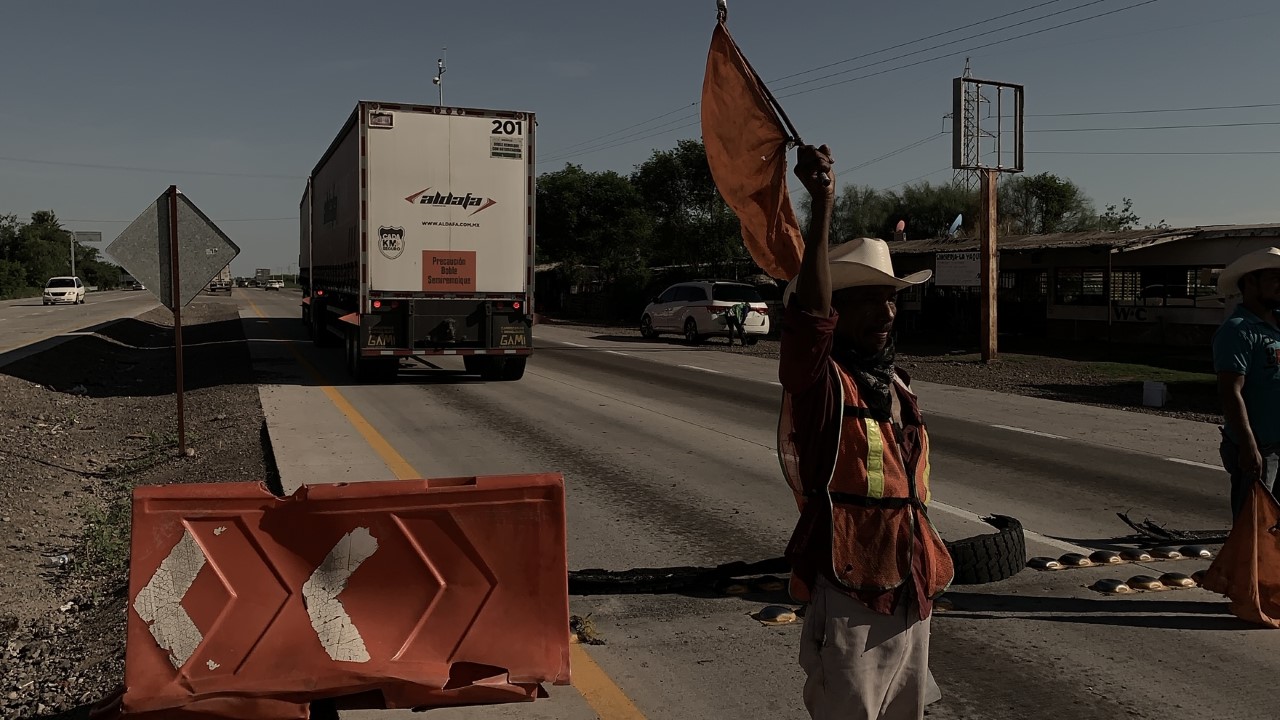 Por elecciones internas Yaquis levantan bloqueo intermitente en la carretera Federal 15 en Sonora