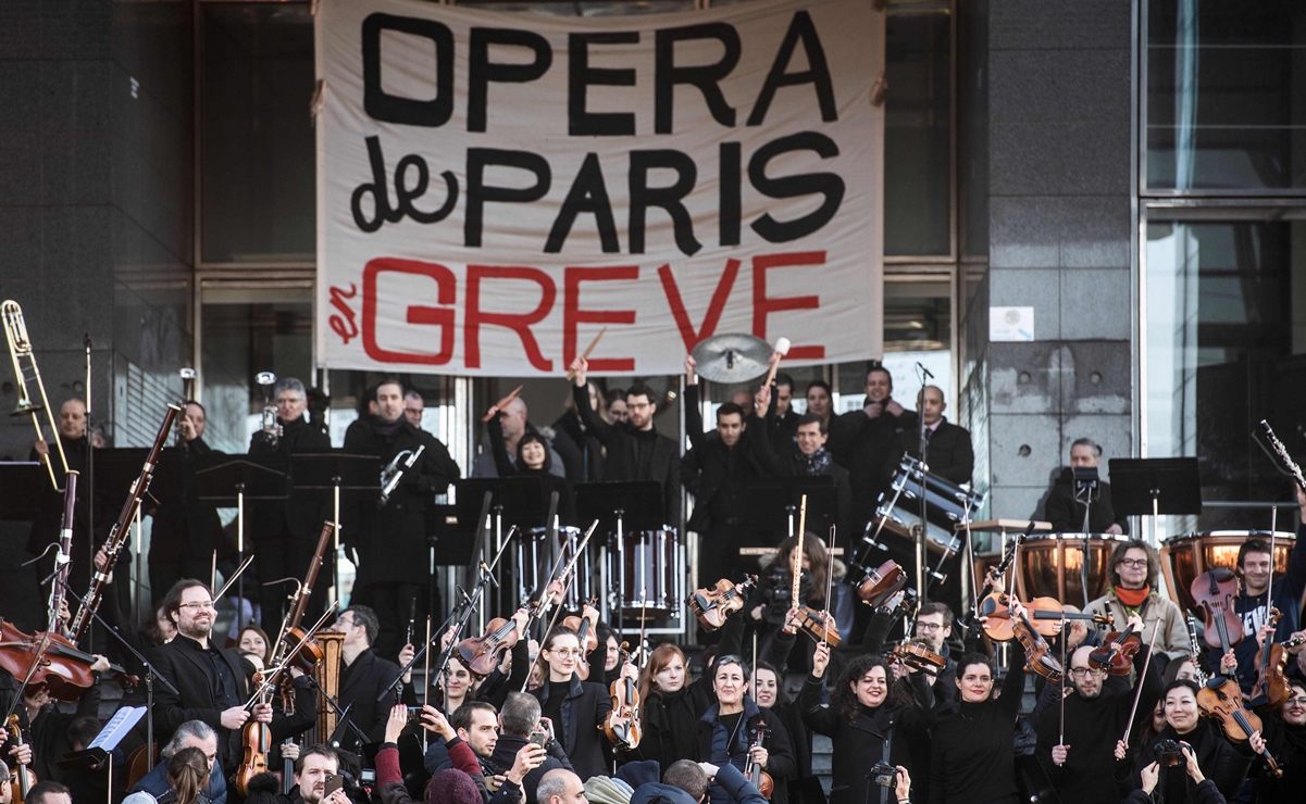Ópera de París toca "La Marsellesa" en la calle contra Macron