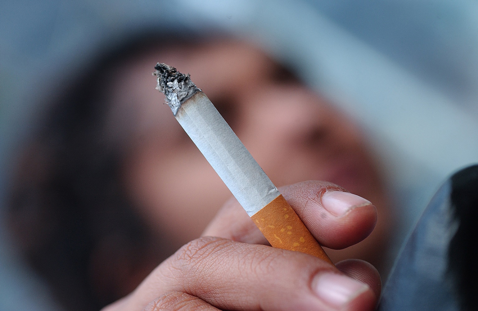 Los hispanos son menos propensos a dejar de fumar, estudio
