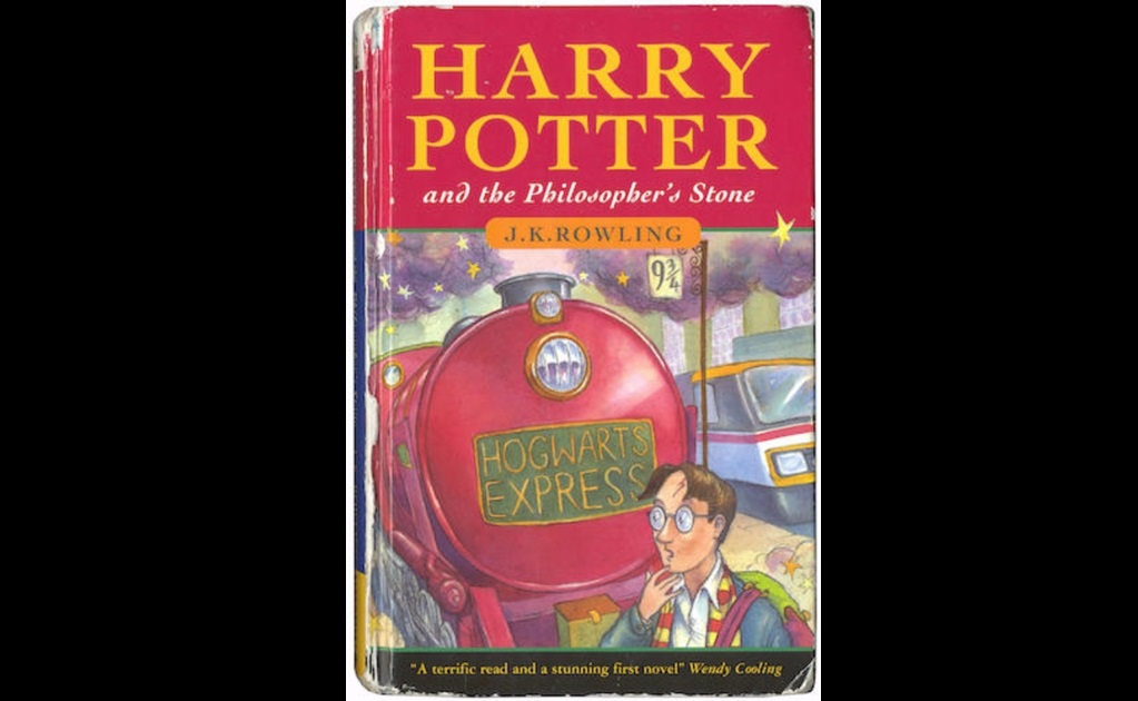 Subastan primera edición de "Harry Potter" firmada por su autora