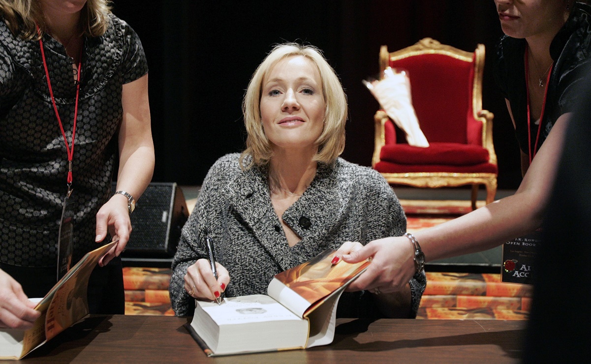 Tras polémica de J.K. Rowling, autores renuncian a agencia literaria