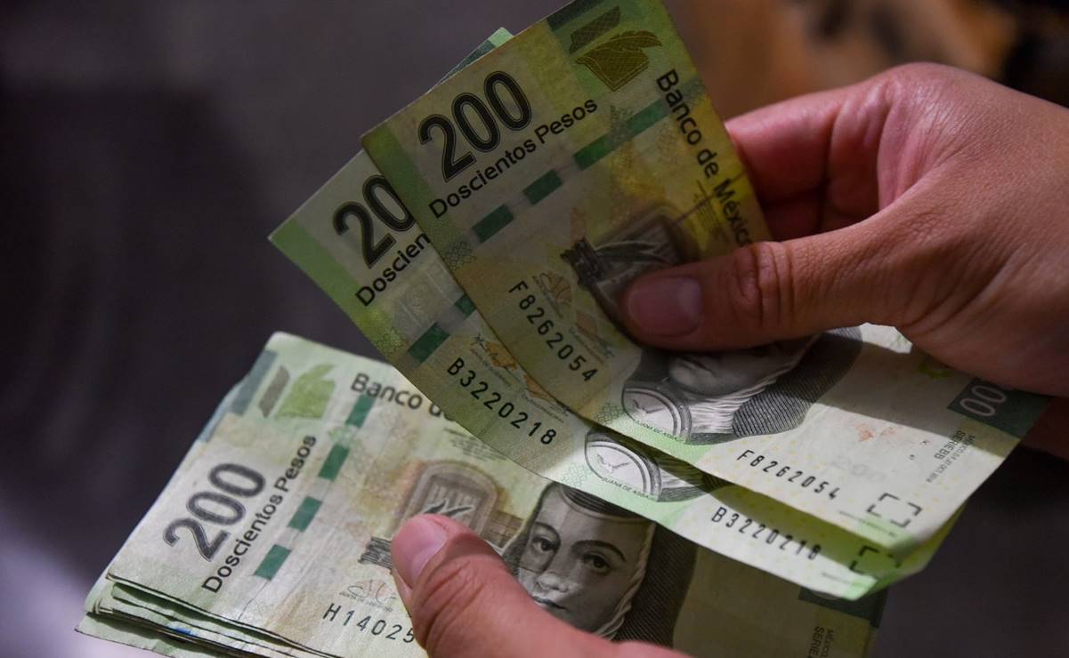 Policía devuelve varios billetes de 500 que halló en un cajero