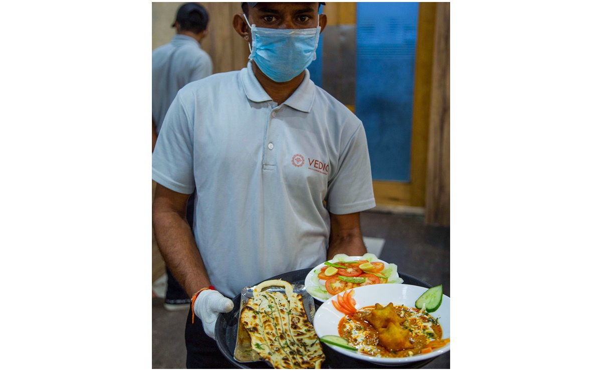 Pan con forma de cubrebocas, la estrategia de un restaurante indio para sobrevivir