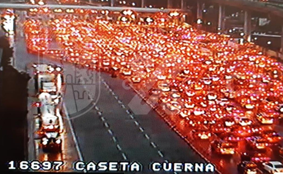 Pese a alerta de semáforo rojo, autos saturan la México-Cuernavaca