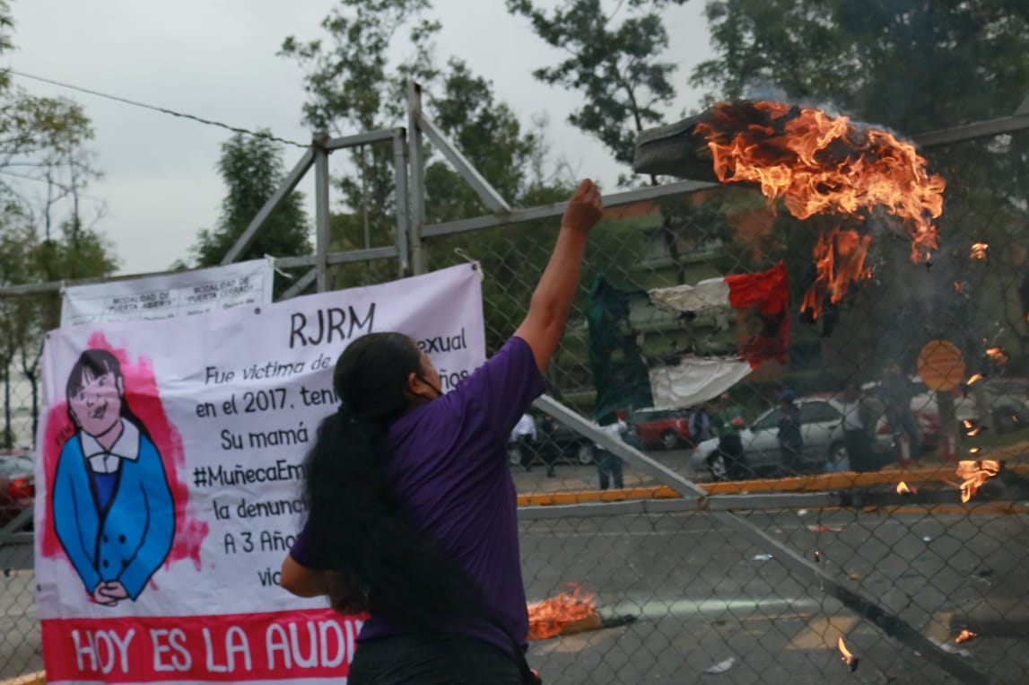 Feministas protestan en Reclusorio Sur por posible liberación de violador de niña