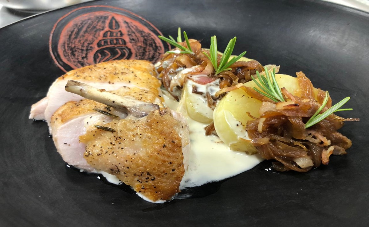 Pollo con papas, cebolla caramelizada con tocino y salsa gorgonzola