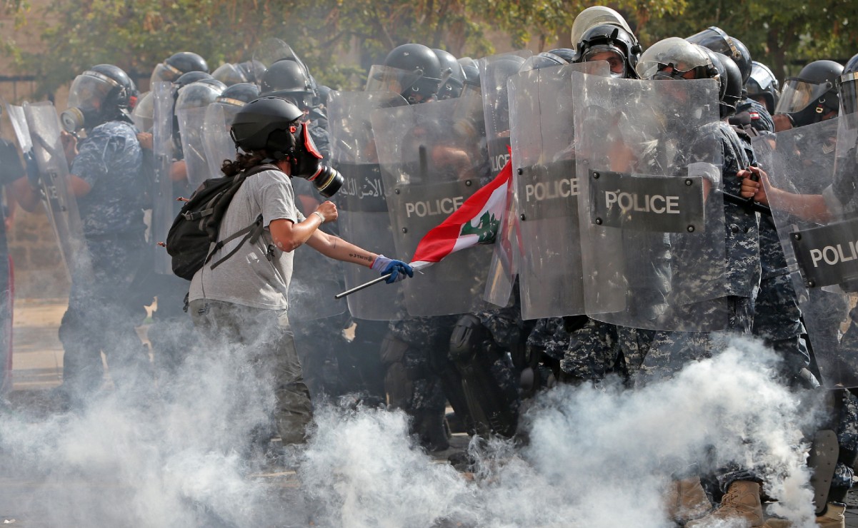 Manifestantes y policías se enfrentan en Beirut; piden dimisión de autoridades