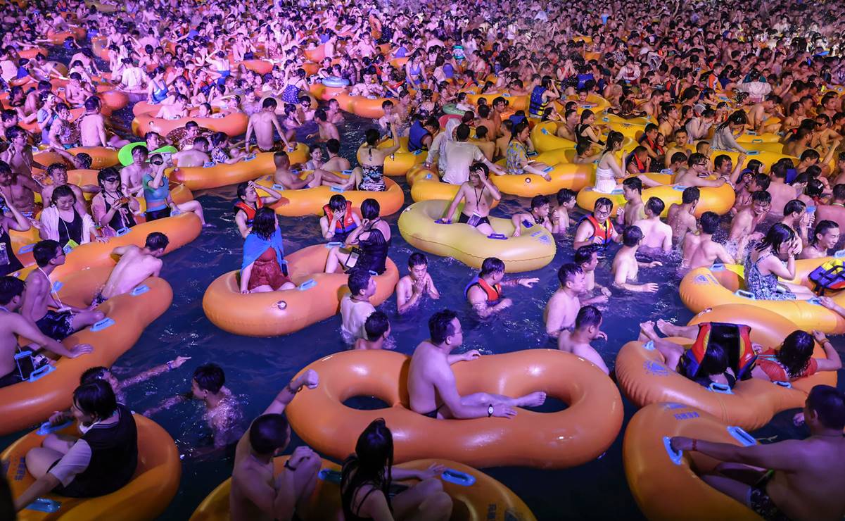 Una macrofiesta de música tecno en un parque acuático en Wuhan