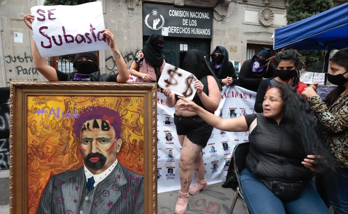 Feministas subastan cuadro de Francisco I. Madero pintado con cabello morado