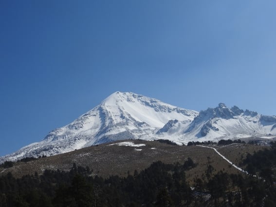 Dos alpinistas sufren accidente en el Pico de Orizaba; uno muere
