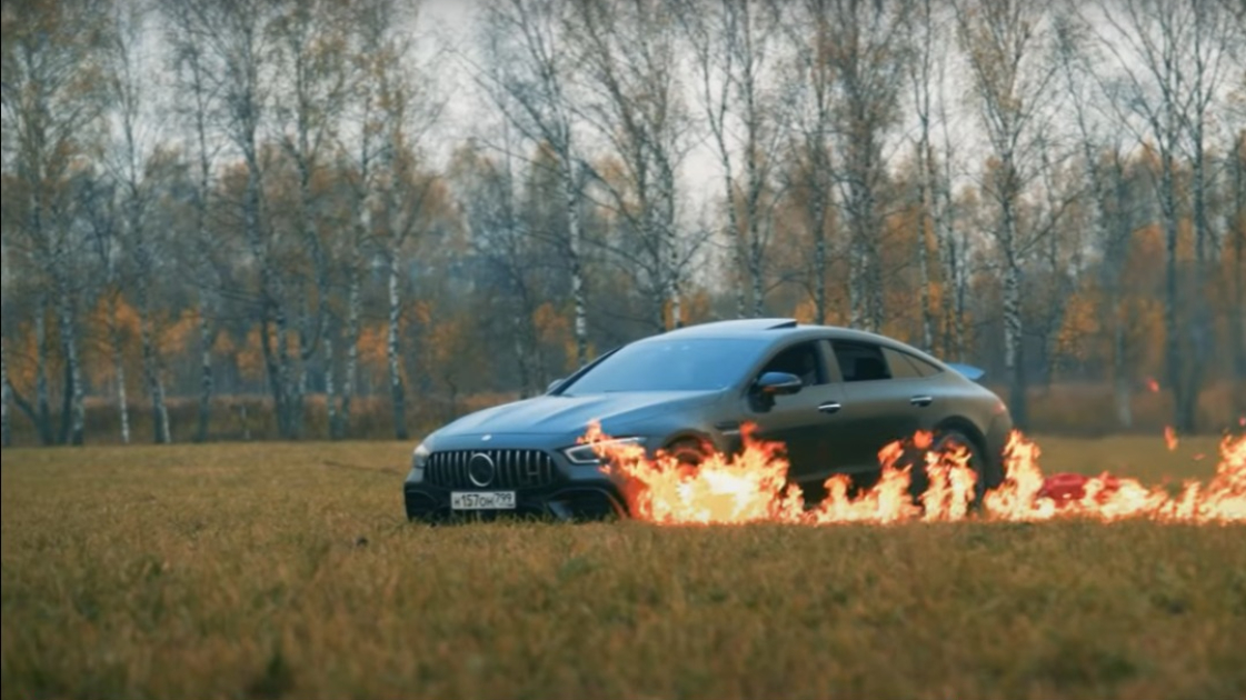 Influencer ruso quema su Mercedes-Benz de 3 mdp