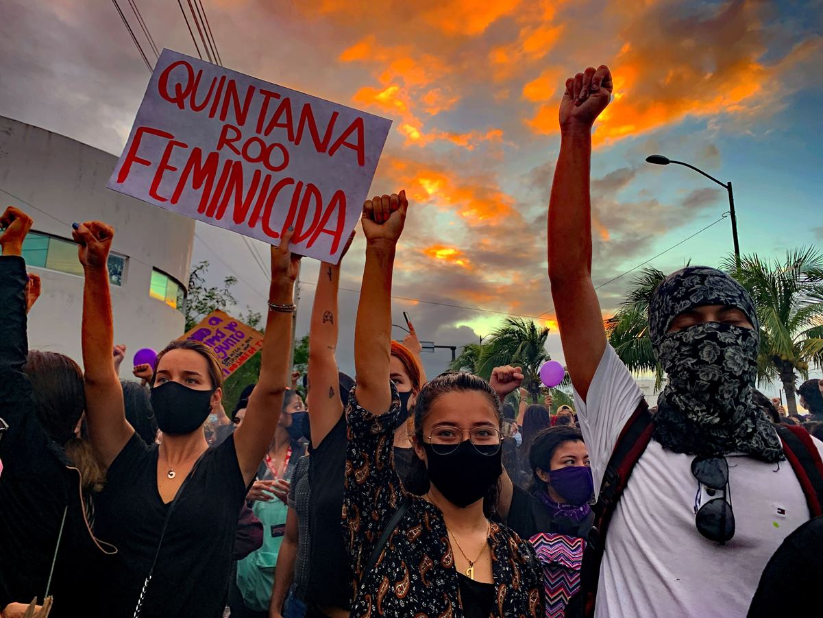 Señala gobernador de Quintana Roo como responsable de represión en protesta feminista a director de policía