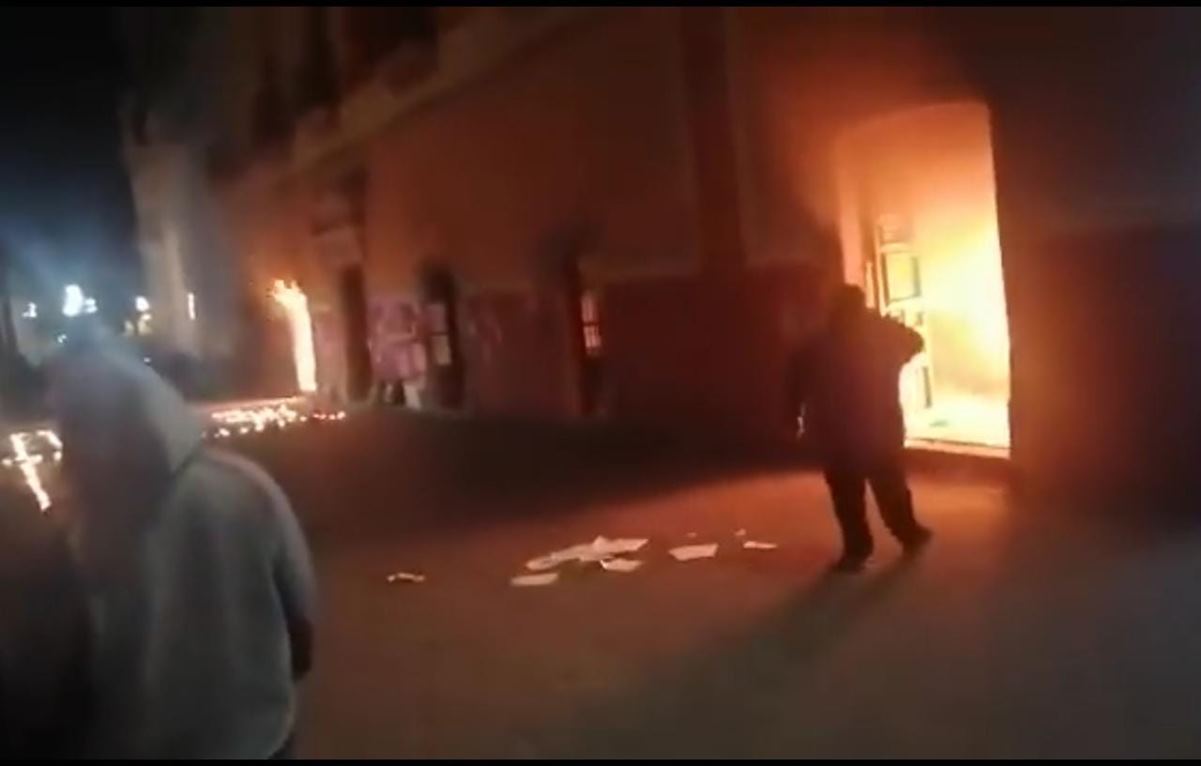 Manifestantes prenden fuego a alcaldía de Fresnillo, tras protesta por asesinato de niña Sofía