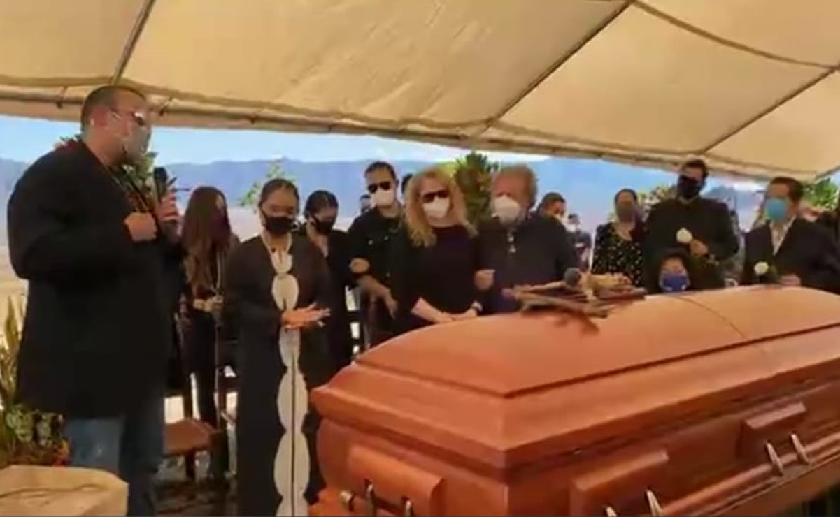 Pepe Aguilar se despide de su madre Flor Silvestre en emotivo funeral