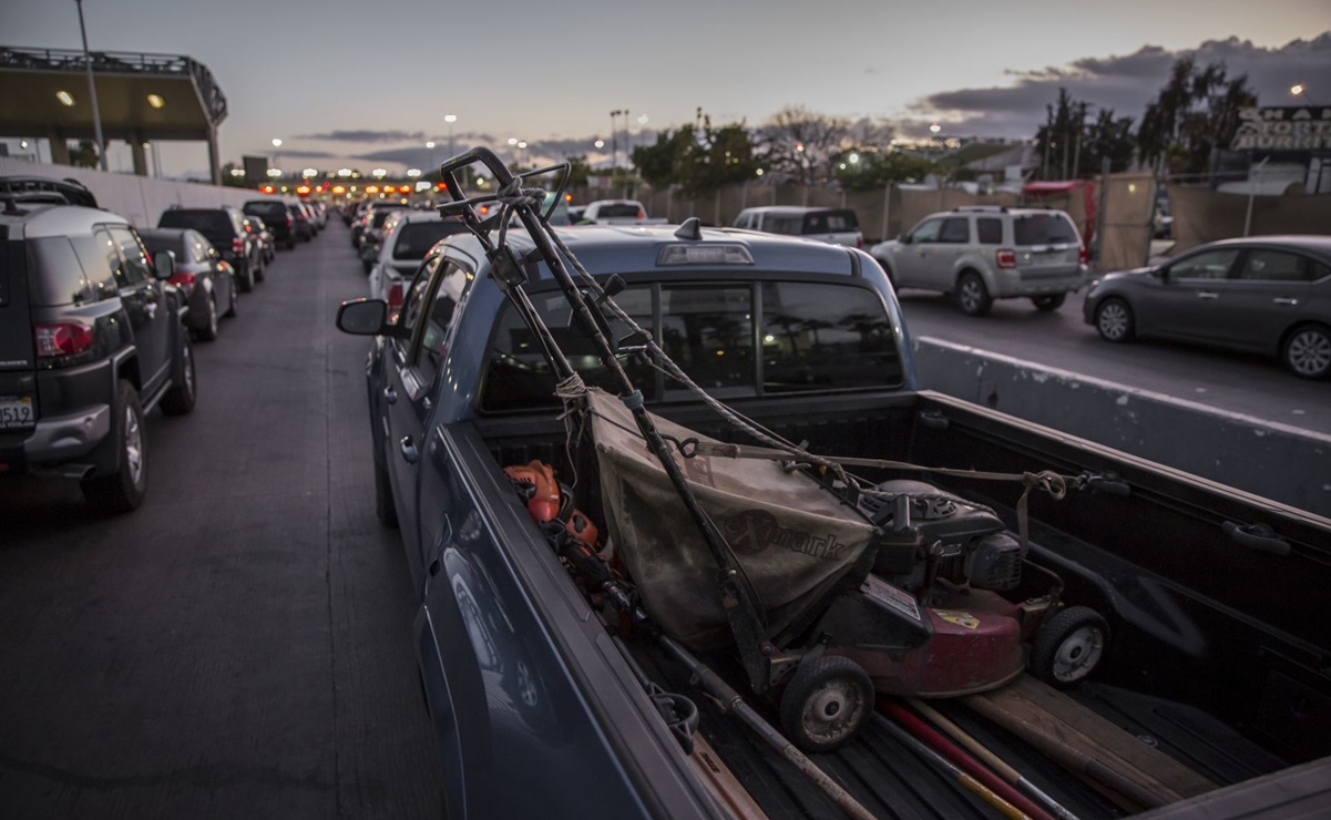 A 700-car caravan enters Mexico from the US;  they go with their families at the end of the year