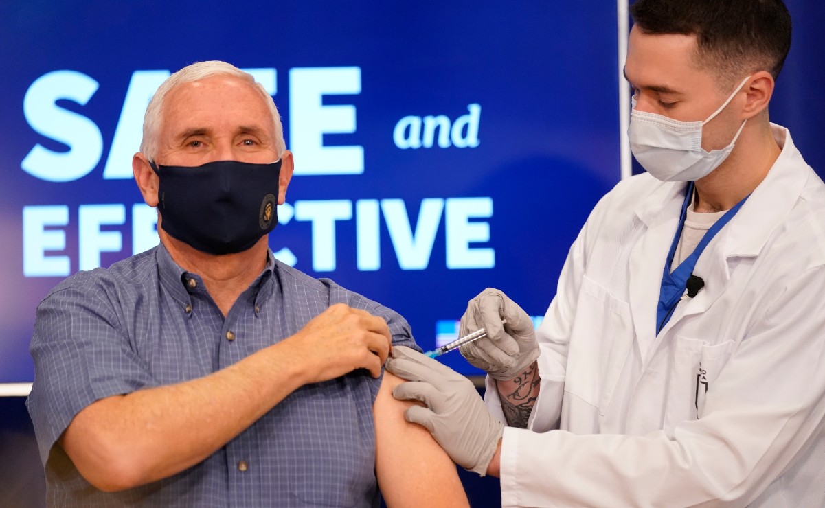 Mike Pence se pone en público la vacuna contra Covid-19 para generar confianza
